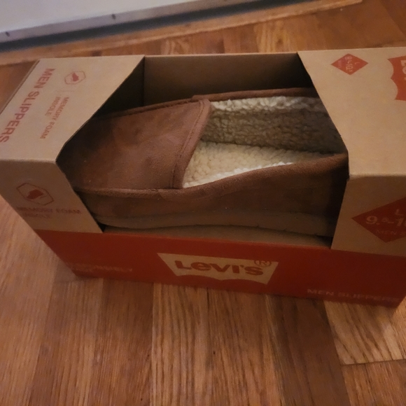 🔮 [3/$30] Levi's Slippers - Picture 6 of 9